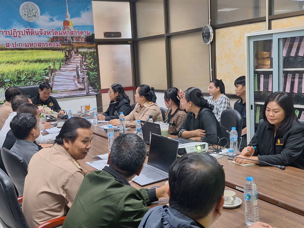 title - ผู้ตรวจราชการ ส.ป.ก. ลงพื้นที่จังหวัดมหาสารคาม ประชุมติดตามความก้าวหน้าผลการดำเนินงาน พร้อมตรวจเยี่ยมให้กำลังใจกลุ่มวิสาหกิจชุมชนผู้ปลูกสมุนไพร และกลุ่มวิสาหกิจชุมชนแปรรูปผลผลิตทางการเกษตร